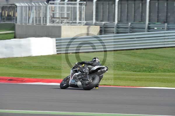 Motorcycle action photographs;Silverstone circuit;Silverstone photographs;Trackday digital images;event digital images;eventdigitalimages;no limits trackday;peter wileman photography;rockingham towcester northamptonshire;trackday;trackday photos