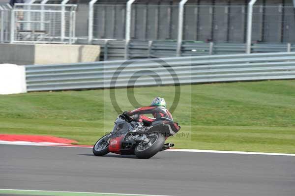 Motorcycle action photographs;Silverstone circuit;Silverstone photographs;Trackday digital images;event digital images;eventdigitalimages;no limits trackday;peter wileman photography;rockingham towcester northamptonshire;trackday;trackday photos