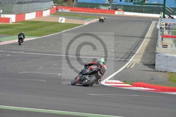 Motorcycle action photographs;Silverstone circuit;Silverstone photographs;Trackday digital images;event digital images;eventdigitalimages;no limits trackday;peter wileman photography;rockingham towcester northamptonshire;trackday;trackday photos