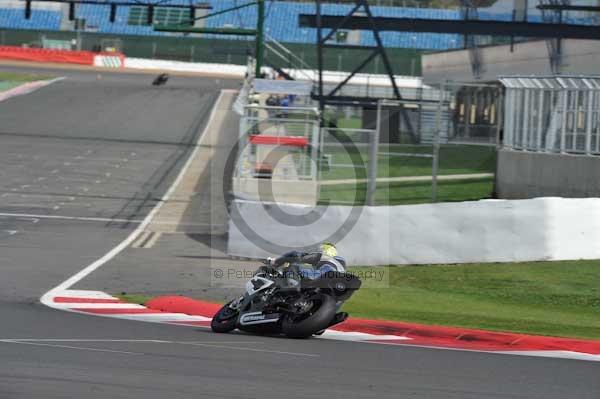 Motorcycle action photographs;Silverstone circuit;Silverstone photographs;Trackday digital images;event digital images;eventdigitalimages;no limits trackday;peter wileman photography;rockingham towcester northamptonshire;trackday;trackday photos