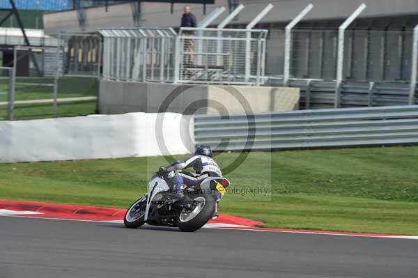Motorcycle action photographs;Silverstone circuit;Silverstone photographs;Trackday digital images;event digital images;eventdigitalimages;no limits trackday;peter wileman photography;rockingham towcester northamptonshire;trackday;trackday photos