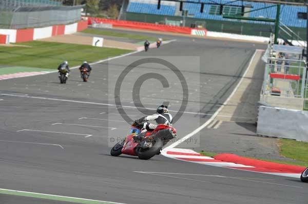 Motorcycle action photographs;Silverstone circuit;Silverstone photographs;Trackday digital images;event digital images;eventdigitalimages;no limits trackday;peter wileman photography;rockingham towcester northamptonshire;trackday;trackday photos