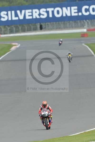 Motorcycle action photographs;Silverstone circuit;Silverstone photographs;Trackday digital images;event digital images;eventdigitalimages;no limits trackday;peter wileman photography;rockingham towcester northamptonshire;trackday;trackday photos