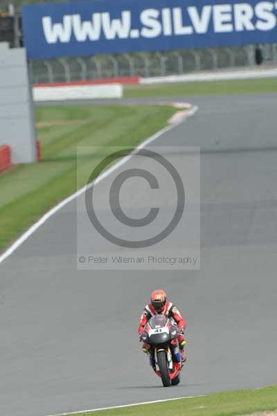 Motorcycle action photographs;Silverstone circuit;Silverstone photographs;Trackday digital images;event digital images;eventdigitalimages;no limits trackday;peter wileman photography;rockingham towcester northamptonshire;trackday;trackday photos