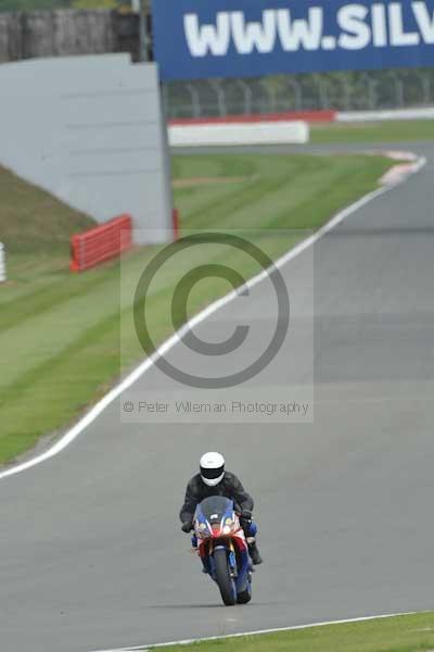 Motorcycle action photographs;Silverstone circuit;Silverstone photographs;Trackday digital images;event digital images;eventdigitalimages;no limits trackday;peter wileman photography;rockingham towcester northamptonshire;trackday;trackday photos