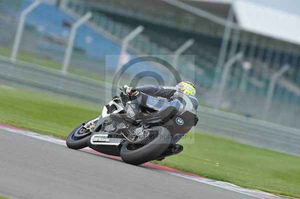 Motorcycle action photographs;Silverstone circuit;Silverstone photographs;Trackday digital images;event digital images;eventdigitalimages;no limits trackday;peter wileman photography;rockingham towcester northamptonshire;trackday;trackday photos