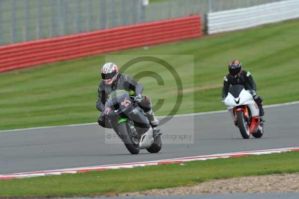Motorcycle action photographs;Silverstone circuit;Silverstone photographs;Trackday digital images;event digital images;eventdigitalimages;no limits trackday;peter wileman photography;rockingham towcester northamptonshire;trackday;trackday photos