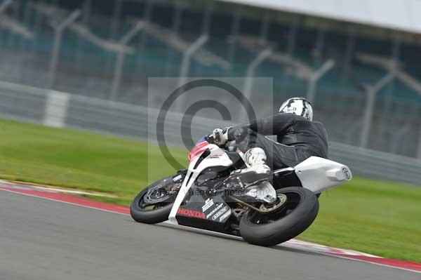 Motorcycle action photographs;Silverstone circuit;Silverstone photographs;Trackday digital images;event digital images;eventdigitalimages;no limits trackday;peter wileman photography;rockingham towcester northamptonshire;trackday;trackday photos