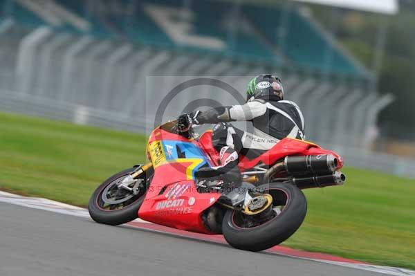 Motorcycle action photographs;Silverstone circuit;Silverstone photographs;Trackday digital images;event digital images;eventdigitalimages;no limits trackday;peter wileman photography;rockingham towcester northamptonshire;trackday;trackday photos