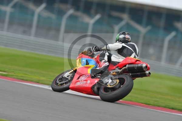 Motorcycle action photographs;Silverstone circuit;Silverstone photographs;Trackday digital images;event digital images;eventdigitalimages;no limits trackday;peter wileman photography;rockingham towcester northamptonshire;trackday;trackday photos
