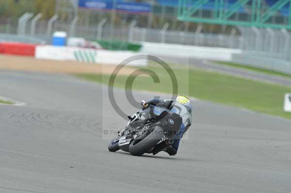 Motorcycle action photographs;Silverstone circuit;Silverstone photographs;Trackday digital images;event digital images;eventdigitalimages;no limits trackday;peter wileman photography;rockingham towcester northamptonshire;trackday;trackday photos