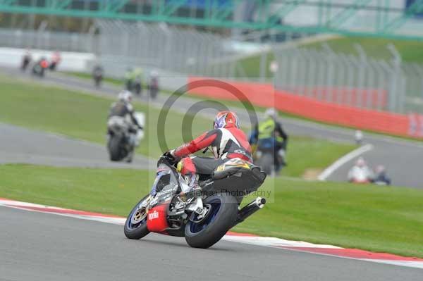 Motorcycle action photographs;Silverstone circuit;Silverstone photographs;Trackday digital images;event digital images;eventdigitalimages;no limits trackday;peter wileman photography;rockingham towcester northamptonshire;trackday;trackday photos