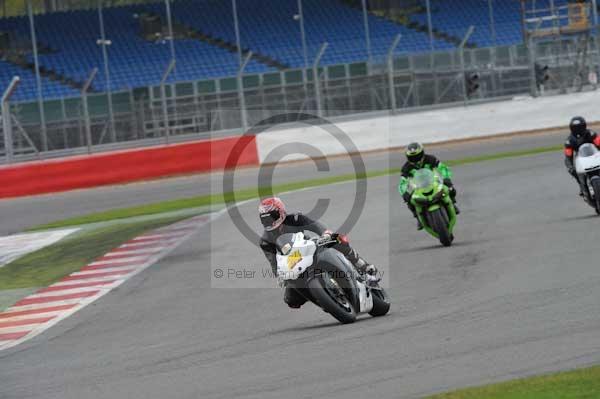 Motorcycle action photographs;Silverstone circuit;Silverstone photographs;Trackday digital images;event digital images;eventdigitalimages;no limits trackday;peter wileman photography;rockingham towcester northamptonshire;trackday;trackday photos