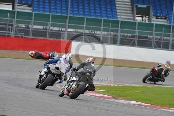 Motorcycle action photographs;Silverstone circuit;Silverstone photographs;Trackday digital images;event digital images;eventdigitalimages;no limits trackday;peter wileman photography;rockingham towcester northamptonshire;trackday;trackday photos
