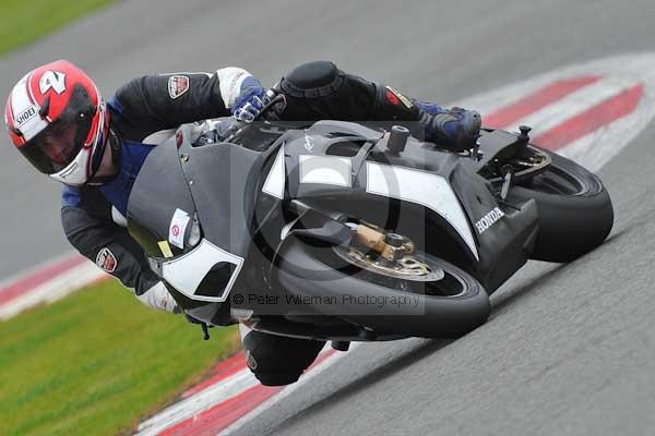 Motorcycle action photographs;Silverstone circuit;Silverstone photographs;Trackday digital images;event digital images;eventdigitalimages;no limits trackday;peter wileman photography;rockingham towcester northamptonshire;trackday;trackday photos