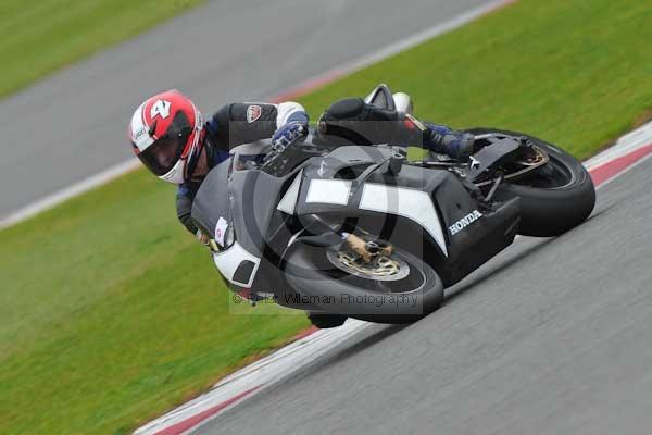 Motorcycle action photographs;Silverstone circuit;Silverstone photographs;Trackday digital images;event digital images;eventdigitalimages;no limits trackday;peter wileman photography;rockingham towcester northamptonshire;trackday;trackday photos