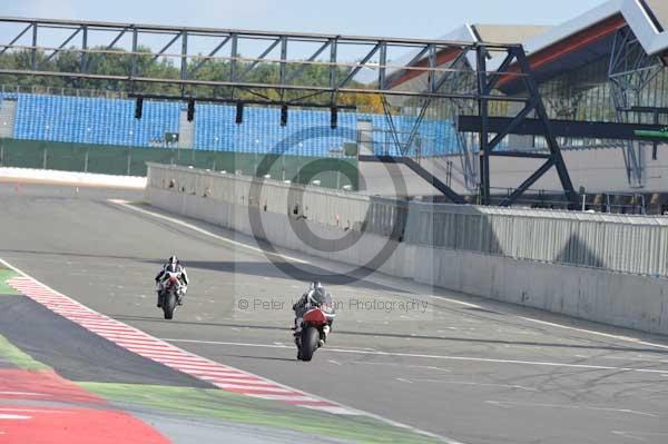 Motorcycle action photographs;Silverstone circuit;Silverstone photographs;Trackday digital images;event digital images;eventdigitalimages;no limits trackday;peter wileman photography;rockingham towcester northamptonshire;trackday;trackday photos