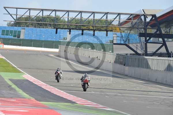 Motorcycle action photographs;Silverstone circuit;Silverstone photographs;Trackday digital images;event digital images;eventdigitalimages;no limits trackday;peter wileman photography;rockingham towcester northamptonshire;trackday;trackday photos