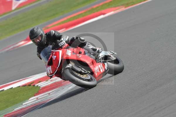 Motorcycle action photographs;Silverstone circuit;Silverstone photographs;Trackday digital images;event digital images;eventdigitalimages;no limits trackday;peter wileman photography;rockingham towcester northamptonshire;trackday;trackday photos