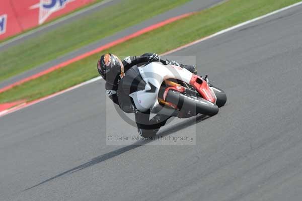 Motorcycle action photographs;Silverstone circuit;Silverstone photographs;Trackday digital images;event digital images;eventdigitalimages;no limits trackday;peter wileman photography;rockingham towcester northamptonshire;trackday;trackday photos