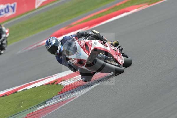 Motorcycle action photographs;Silverstone circuit;Silverstone photographs;Trackday digital images;event digital images;eventdigitalimages;no limits trackday;peter wileman photography;rockingham towcester northamptonshire;trackday;trackday photos