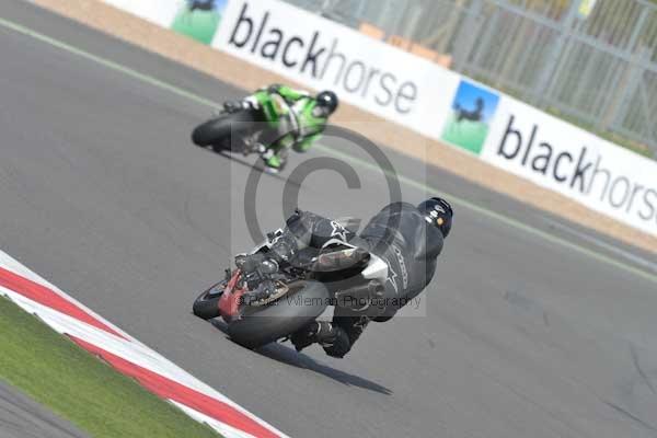 Motorcycle action photographs;Silverstone circuit;Silverstone photographs;Trackday digital images;event digital images;eventdigitalimages;no limits trackday;peter wileman photography;rockingham towcester northamptonshire;trackday;trackday photos