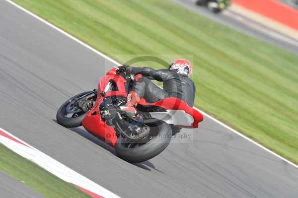 Motorcycle action photographs;Silverstone circuit;Silverstone photographs;Trackday digital images;event digital images;eventdigitalimages;no limits trackday;peter wileman photography;rockingham towcester northamptonshire;trackday;trackday photos