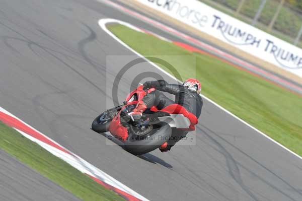 Motorcycle action photographs;Silverstone circuit;Silverstone photographs;Trackday digital images;event digital images;eventdigitalimages;no limits trackday;peter wileman photography;rockingham towcester northamptonshire;trackday;trackday photos