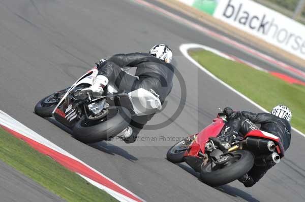 Motorcycle action photographs;Silverstone circuit;Silverstone photographs;Trackday digital images;event digital images;eventdigitalimages;no limits trackday;peter wileman photography;rockingham towcester northamptonshire;trackday;trackday photos
