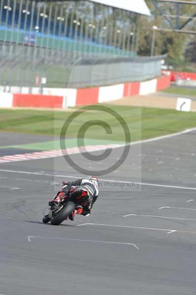 Motorcycle action photographs;Silverstone circuit;Silverstone photographs;Trackday digital images;event digital images;eventdigitalimages;no limits trackday;peter wileman photography;rockingham towcester northamptonshire;trackday;trackday photos