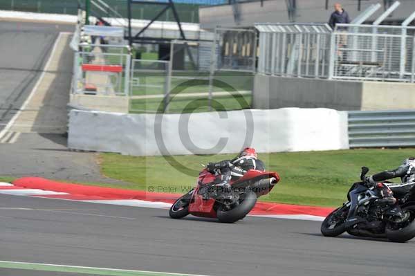 Motorcycle action photographs;Silverstone circuit;Silverstone photographs;Trackday digital images;event digital images;eventdigitalimages;no limits trackday;peter wileman photography;rockingham towcester northamptonshire;trackday;trackday photos