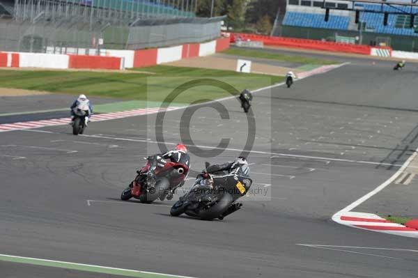Motorcycle action photographs;Silverstone circuit;Silverstone photographs;Trackday digital images;event digital images;eventdigitalimages;no limits trackday;peter wileman photography;rockingham towcester northamptonshire;trackday;trackday photos