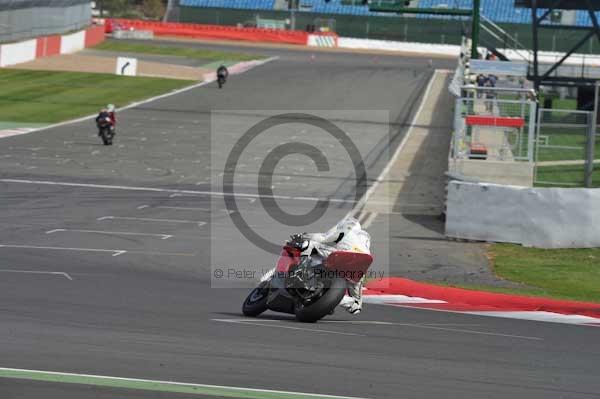 Motorcycle action photographs;Silverstone circuit;Silverstone photographs;Trackday digital images;event digital images;eventdigitalimages;no limits trackday;peter wileman photography;rockingham towcester northamptonshire;trackday;trackday photos