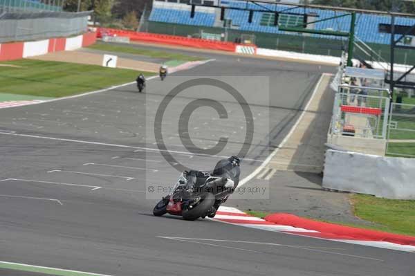 Motorcycle action photographs;Silverstone circuit;Silverstone photographs;Trackday digital images;event digital images;eventdigitalimages;no limits trackday;peter wileman photography;rockingham towcester northamptonshire;trackday;trackday photos
