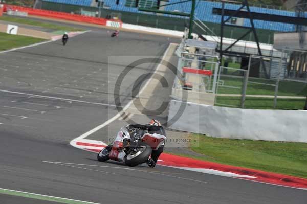 Motorcycle action photographs;Silverstone circuit;Silverstone photographs;Trackday digital images;event digital images;eventdigitalimages;no limits trackday;peter wileman photography;rockingham towcester northamptonshire;trackday;trackday photos