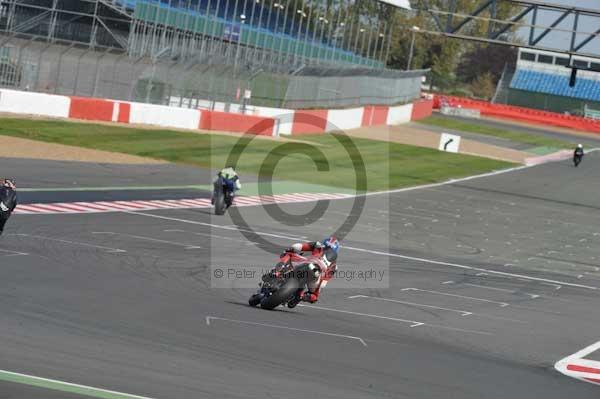Motorcycle action photographs;Silverstone circuit;Silverstone photographs;Trackday digital images;event digital images;eventdigitalimages;no limits trackday;peter wileman photography;rockingham towcester northamptonshire;trackday;trackday photos