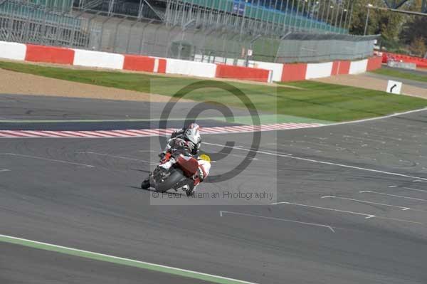 Motorcycle action photographs;Silverstone circuit;Silverstone photographs;Trackday digital images;event digital images;eventdigitalimages;no limits trackday;peter wileman photography;rockingham towcester northamptonshire;trackday;trackday photos