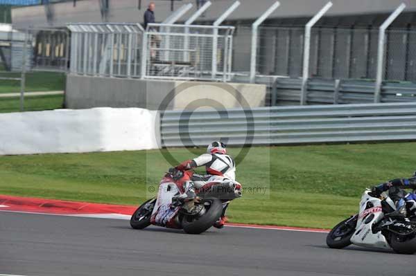Motorcycle action photographs;Silverstone circuit;Silverstone photographs;Trackday digital images;event digital images;eventdigitalimages;no limits trackday;peter wileman photography;rockingham towcester northamptonshire;trackday;trackday photos