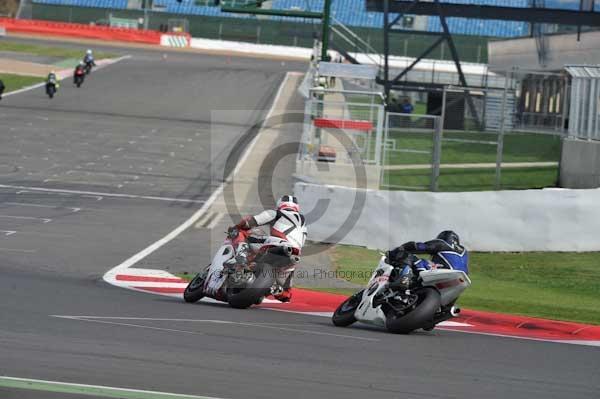 Motorcycle action photographs;Silverstone circuit;Silverstone photographs;Trackday digital images;event digital images;eventdigitalimages;no limits trackday;peter wileman photography;rockingham towcester northamptonshire;trackday;trackday photos
