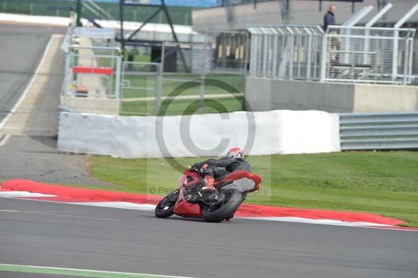 Motorcycle action photographs;Silverstone circuit;Silverstone photographs;Trackday digital images;event digital images;eventdigitalimages;no limits trackday;peter wileman photography;rockingham towcester northamptonshire;trackday;trackday photos