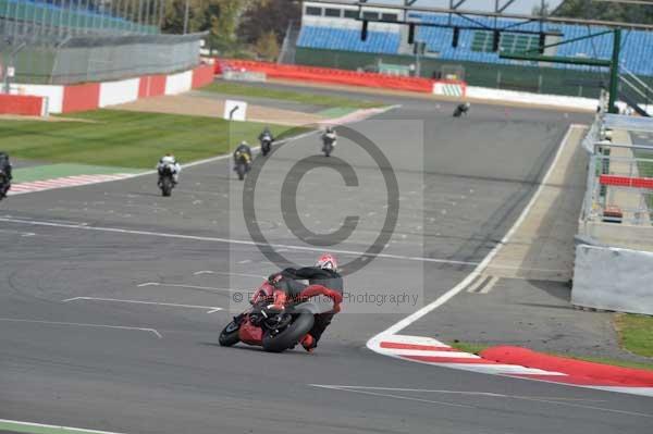 Motorcycle action photographs;Silverstone circuit;Silverstone photographs;Trackday digital images;event digital images;eventdigitalimages;no limits trackday;peter wileman photography;rockingham towcester northamptonshire;trackday;trackday photos