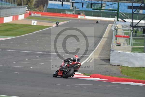 Motorcycle action photographs;Silverstone circuit;Silverstone photographs;Trackday digital images;event digital images;eventdigitalimages;no limits trackday;peter wileman photography;rockingham towcester northamptonshire;trackday;trackday photos