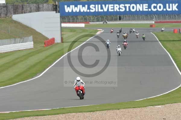 Motorcycle action photographs;Silverstone circuit;Silverstone photographs;Trackday digital images;event digital images;eventdigitalimages;no limits trackday;peter wileman photography;rockingham towcester northamptonshire;trackday;trackday photos