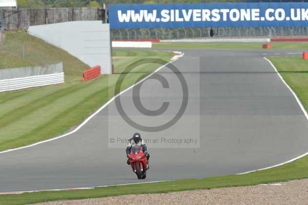 Motorcycle action photographs;Silverstone circuit;Silverstone photographs;Trackday digital images;event digital images;eventdigitalimages;no limits trackday;peter wileman photography;rockingham towcester northamptonshire;trackday;trackday photos