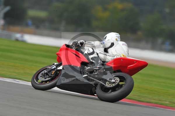 Motorcycle action photographs;Silverstone circuit;Silverstone photographs;Trackday digital images;event digital images;eventdigitalimages;no limits trackday;peter wileman photography;rockingham towcester northamptonshire;trackday;trackday photos