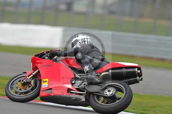 Motorcycle action photographs;Silverstone circuit;Silverstone photographs;Trackday digital images;event digital images;eventdigitalimages;no limits trackday;peter wileman photography;rockingham towcester northamptonshire;trackday;trackday photos