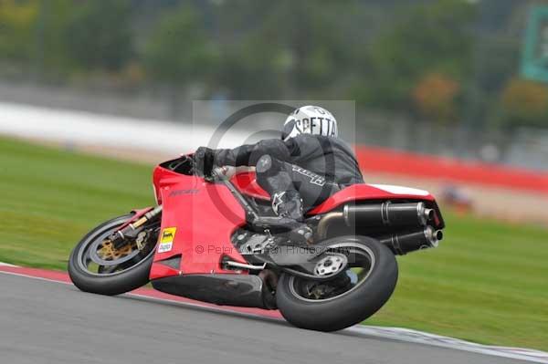 Motorcycle action photographs;Silverstone circuit;Silverstone photographs;Trackday digital images;event digital images;eventdigitalimages;no limits trackday;peter wileman photography;rockingham towcester northamptonshire;trackday;trackday photos