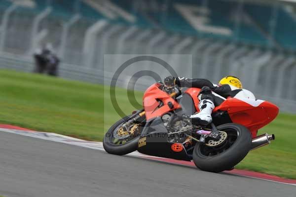 Motorcycle action photographs;Silverstone circuit;Silverstone photographs;Trackday digital images;event digital images;eventdigitalimages;no limits trackday;peter wileman photography;rockingham towcester northamptonshire;trackday;trackday photos