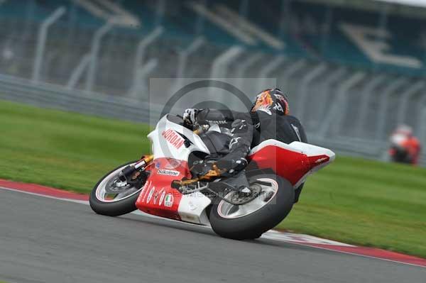 Motorcycle action photographs;Silverstone circuit;Silverstone photographs;Trackday digital images;event digital images;eventdigitalimages;no limits trackday;peter wileman photography;rockingham towcester northamptonshire;trackday;trackday photos