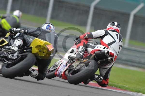 Motorcycle action photographs;Silverstone circuit;Silverstone photographs;Trackday digital images;event digital images;eventdigitalimages;no limits trackday;peter wileman photography;rockingham towcester northamptonshire;trackday;trackday photos